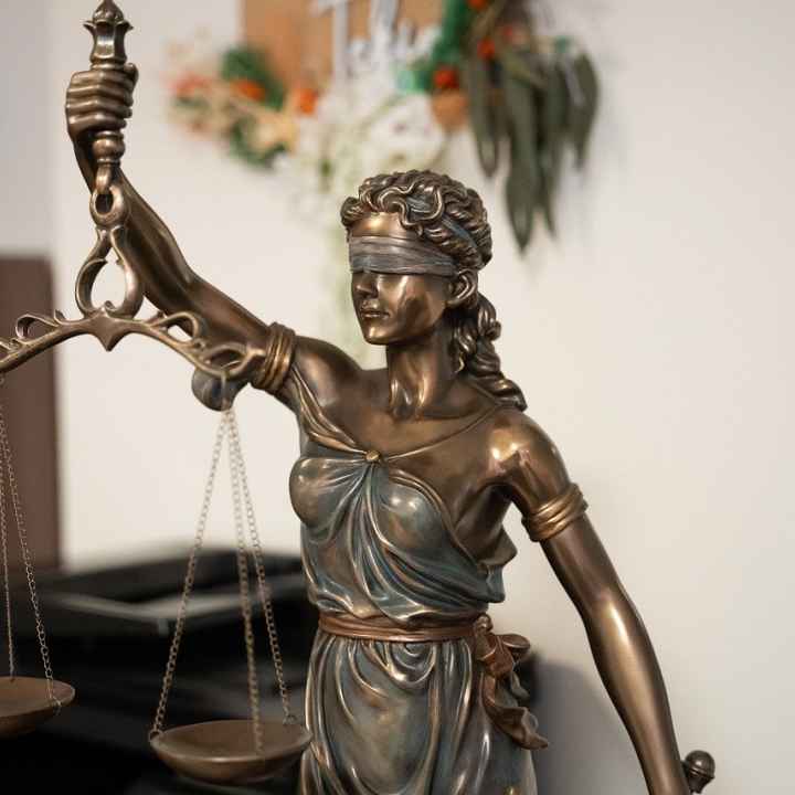 statue of lady justice and her scales